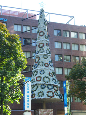 正面玄関からはセレブっぽいヒトタチが続々と登場します。