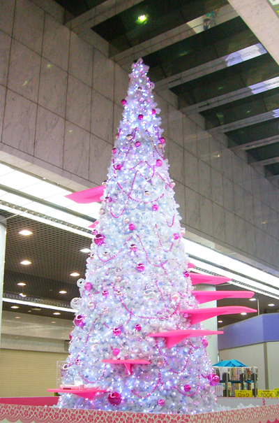 周りの板（板ってイウナ）は階段でしょうか。