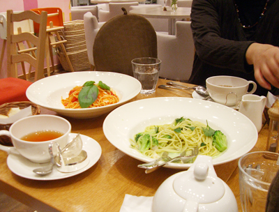 赤と緑のコントラストパスタ。おいしそう。