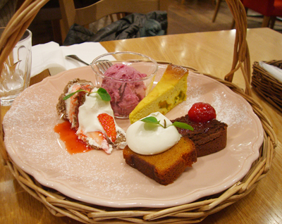 アフタヌーンティーセット1600円↑。みんなこんなのヒトリで食べるのか…?w